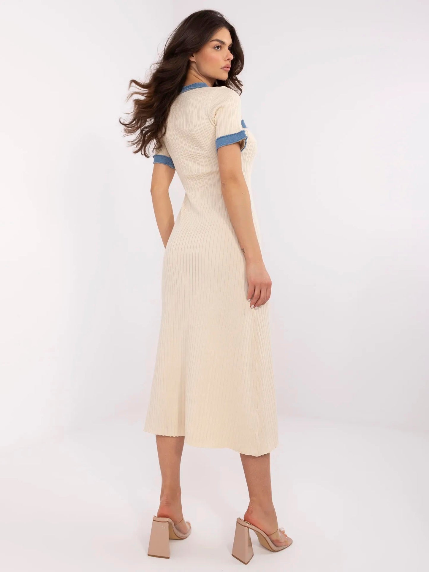 gaiši bēša adīta kleita ar pogām