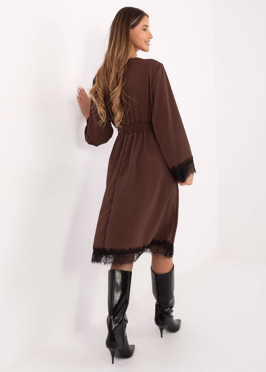 brūna svētku kleita ar melnām mežģīnēm