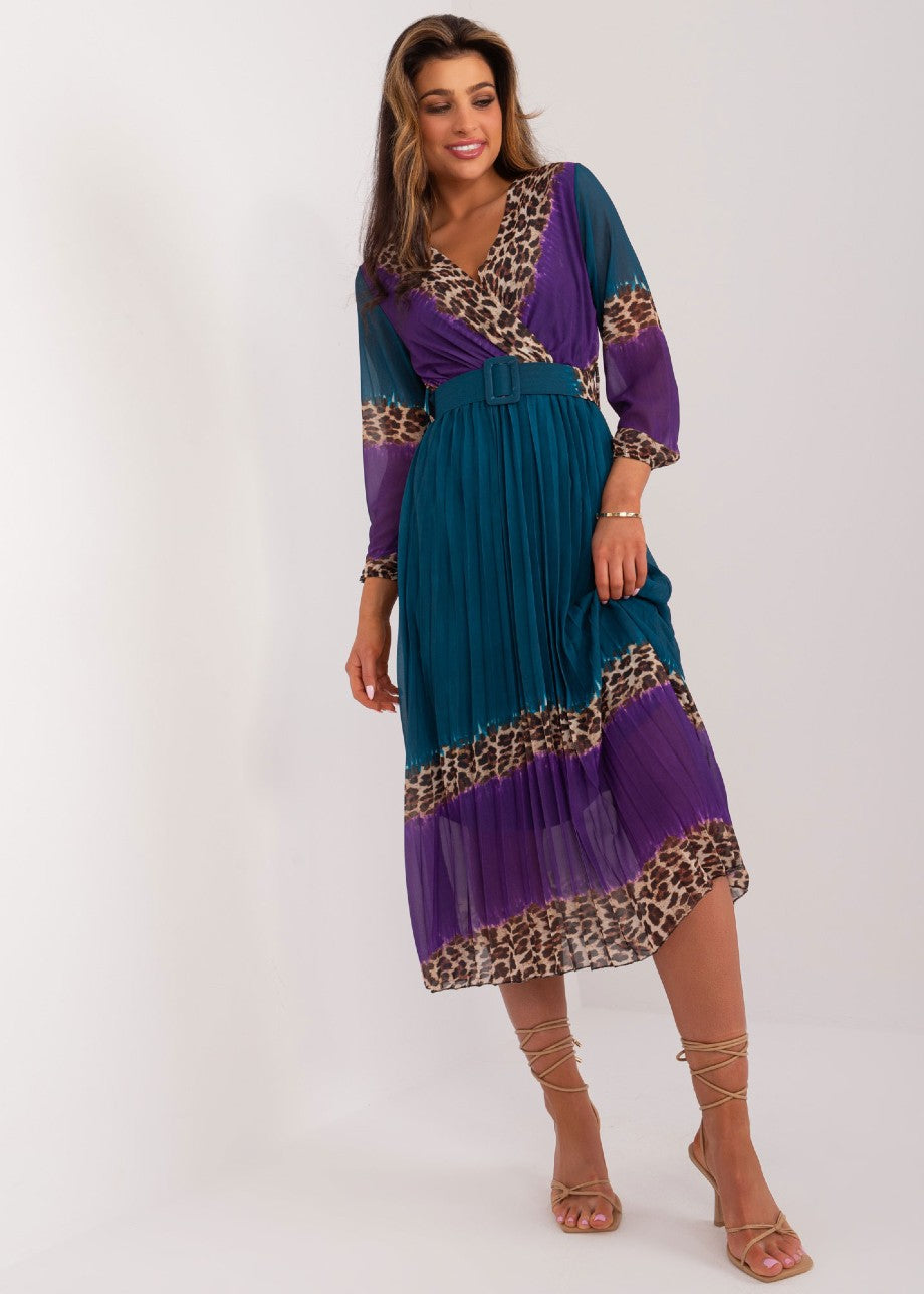 kleita ar leoparda rakstu un jostu