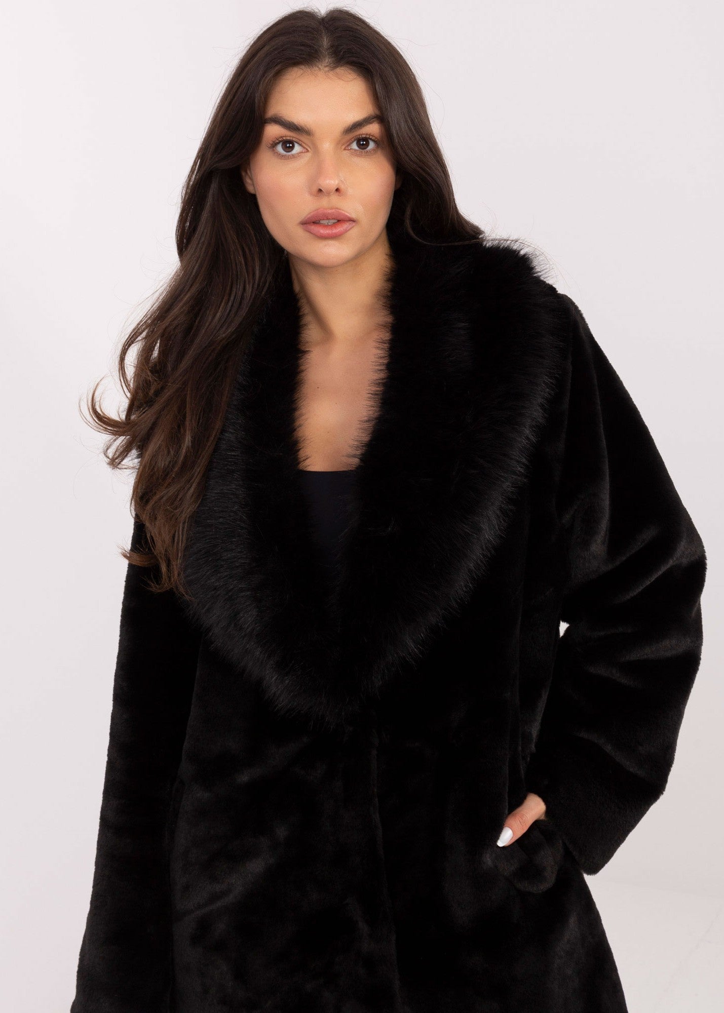 melns sieviešu ziemas mētelis