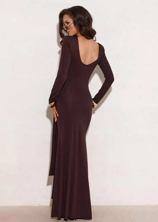 eleganta kleita ar atkailinātu muguru