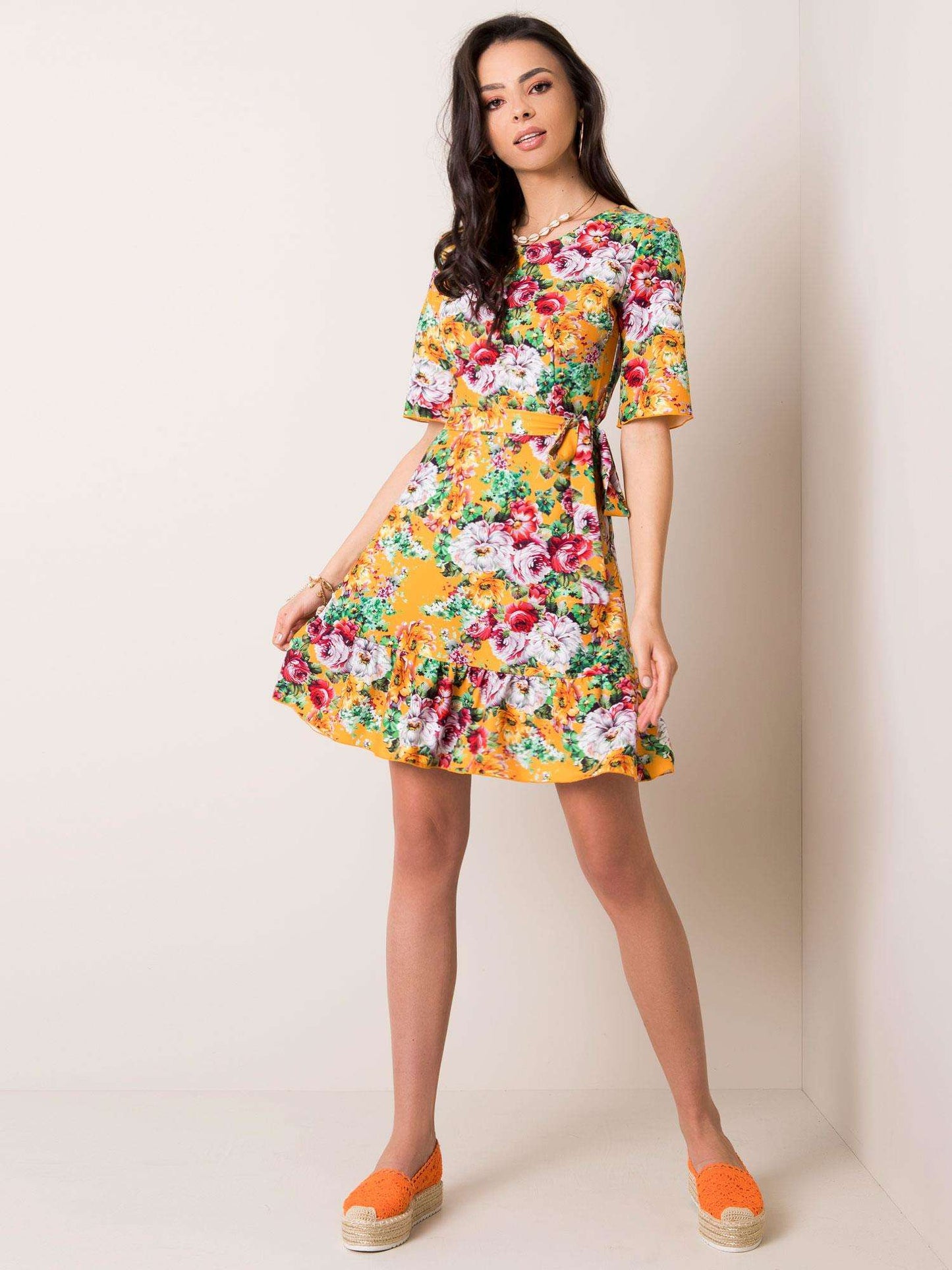 Oranža puķaina kleita ar jostiņu (S)