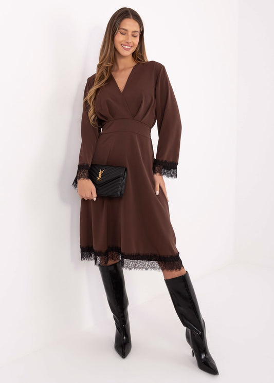 brūna svētku kleita ar mežģīni