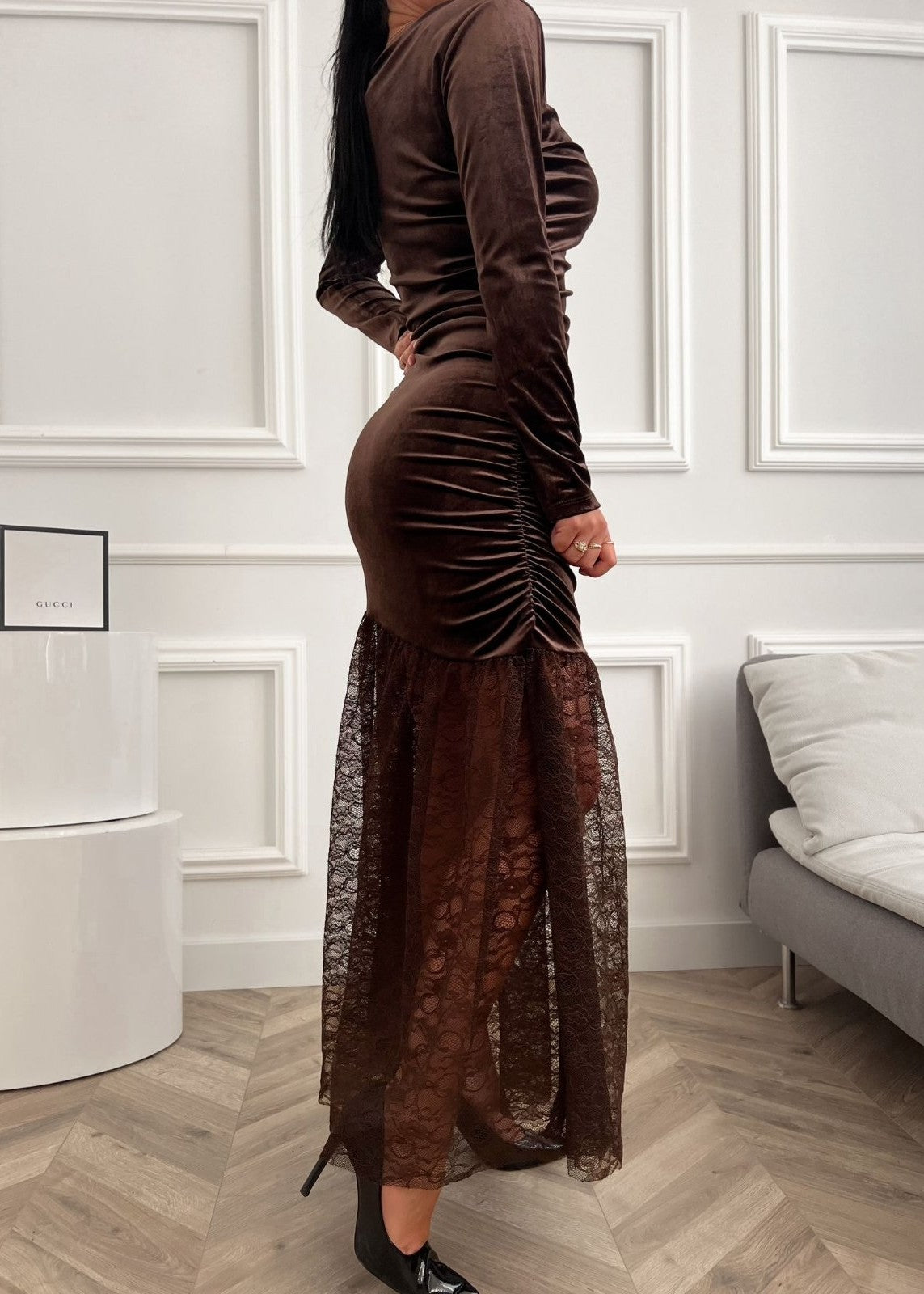 brūna samta kleita ar platu mežģīni