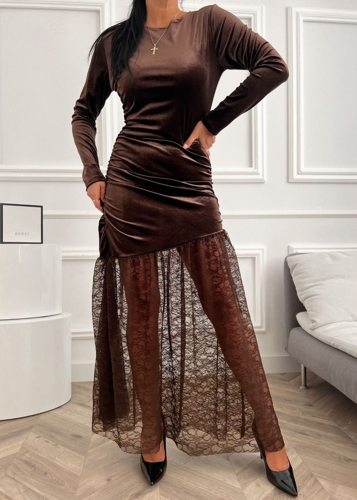 brūna kleita ar mežģīnēm