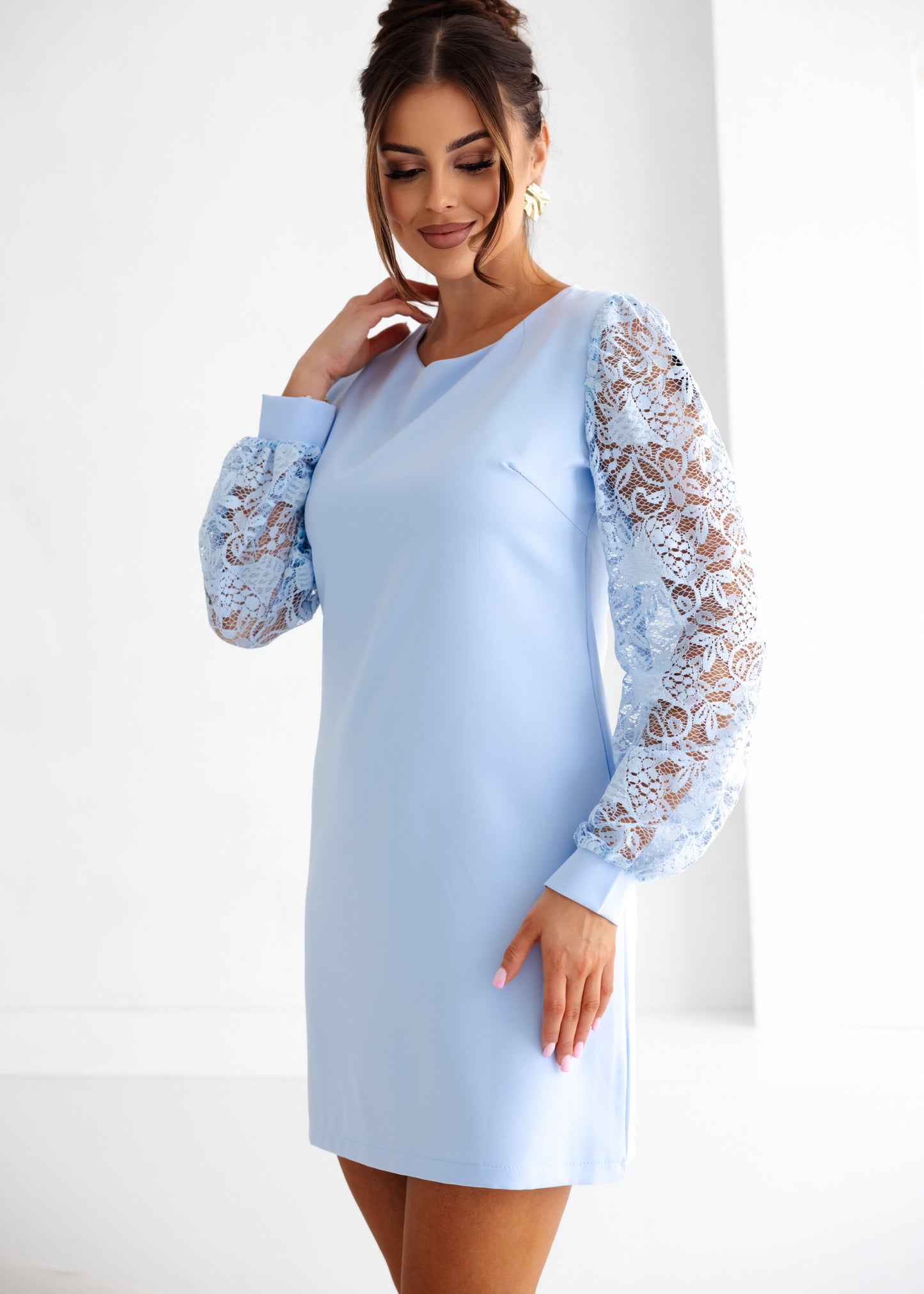 Kleita ar mežģīņu piedurknēm (S; M; L; XL)