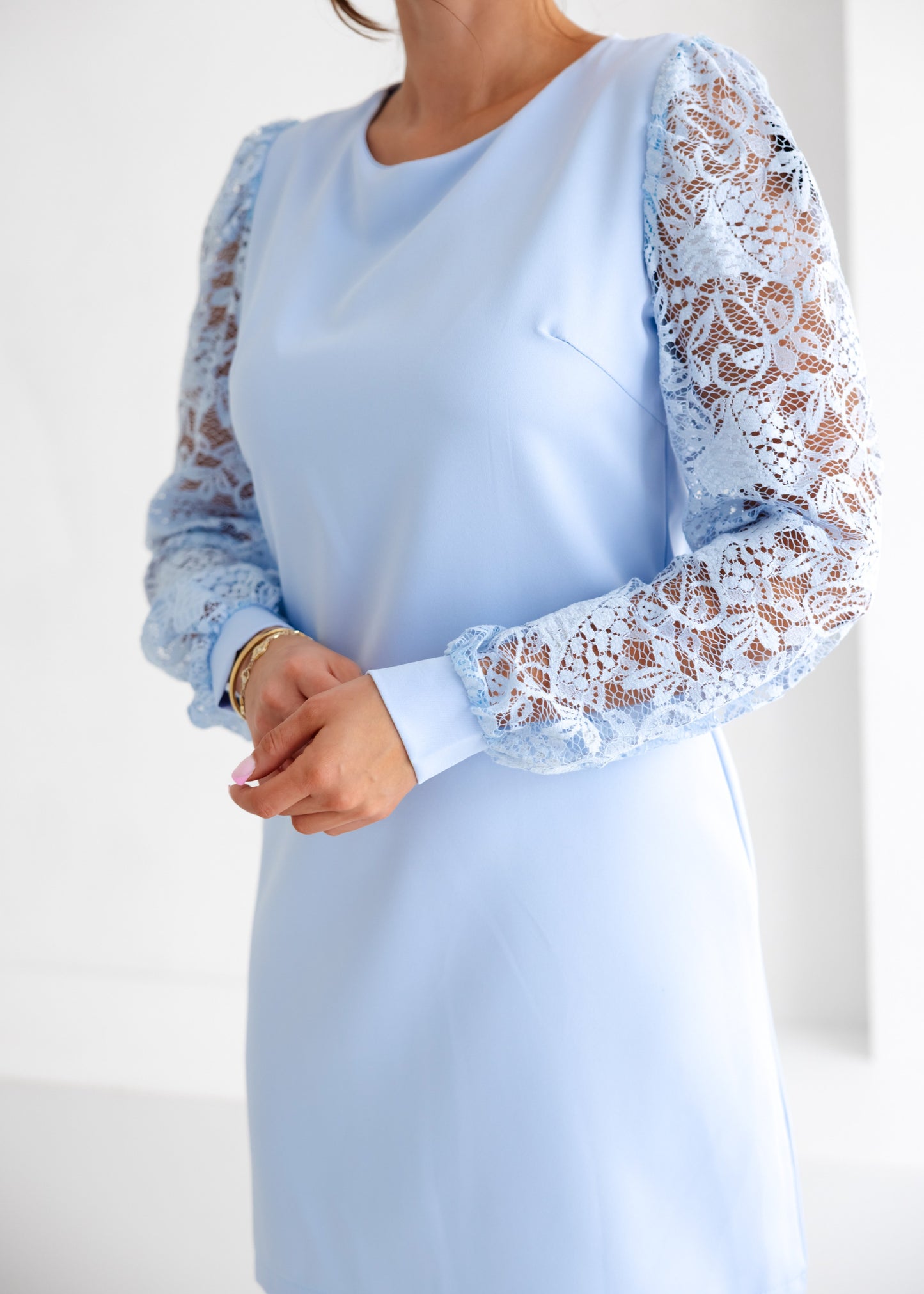 Kleita ar mežģīņu piedurknēm (S; M; L; XL)