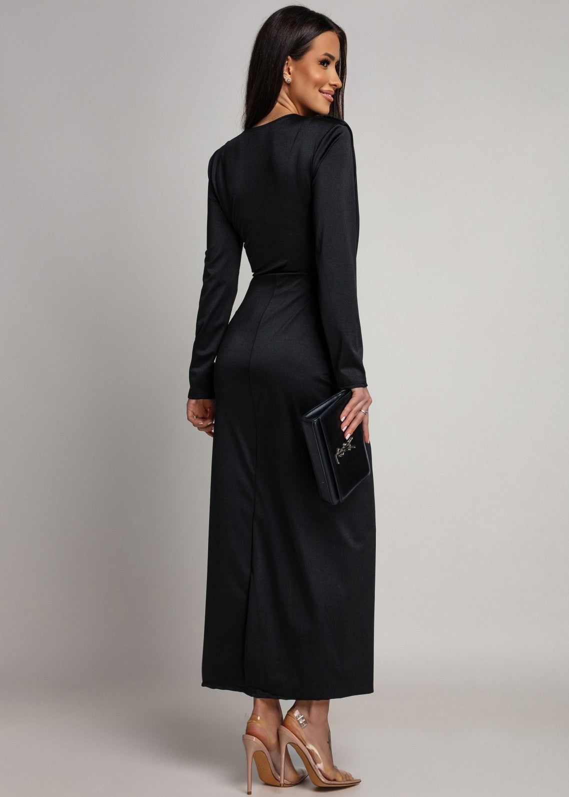 melna pieguļoša kleita