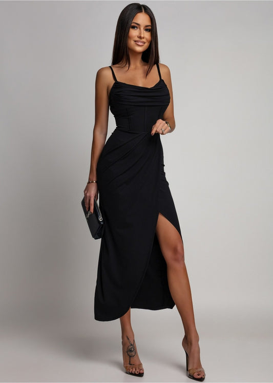 melna kleita ar šķēlumu un lencītēm