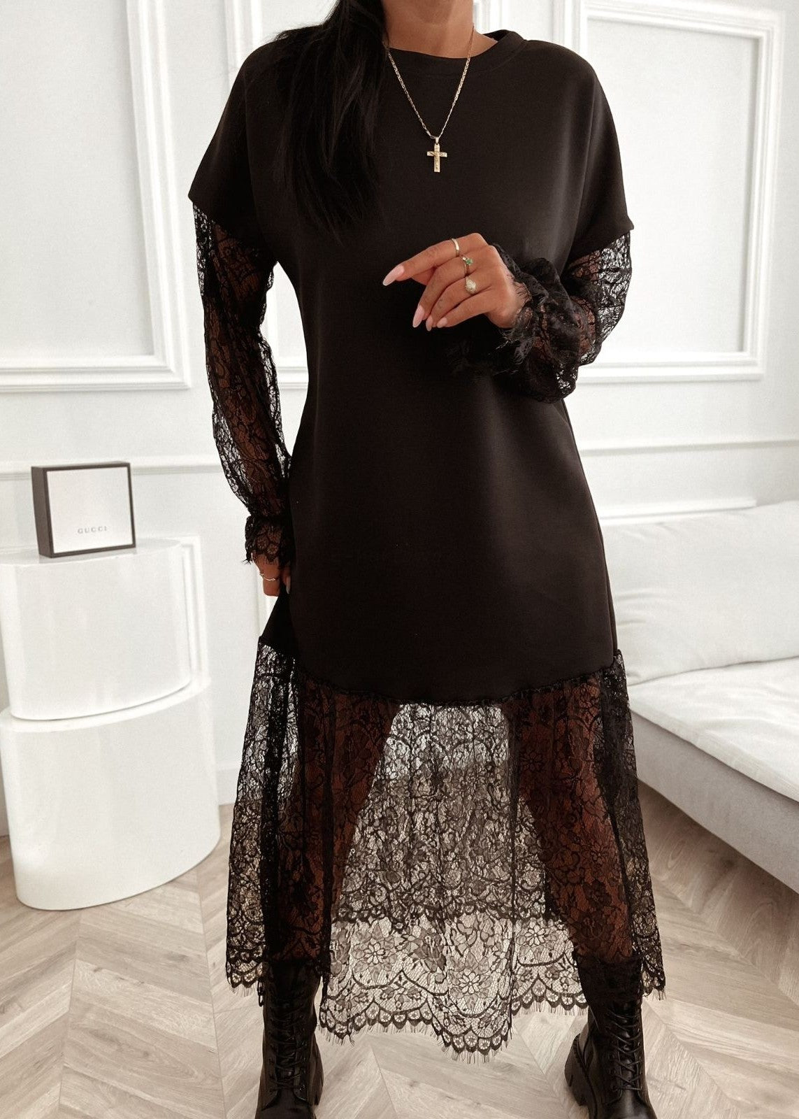 brīva kleita ar mežģīnēm