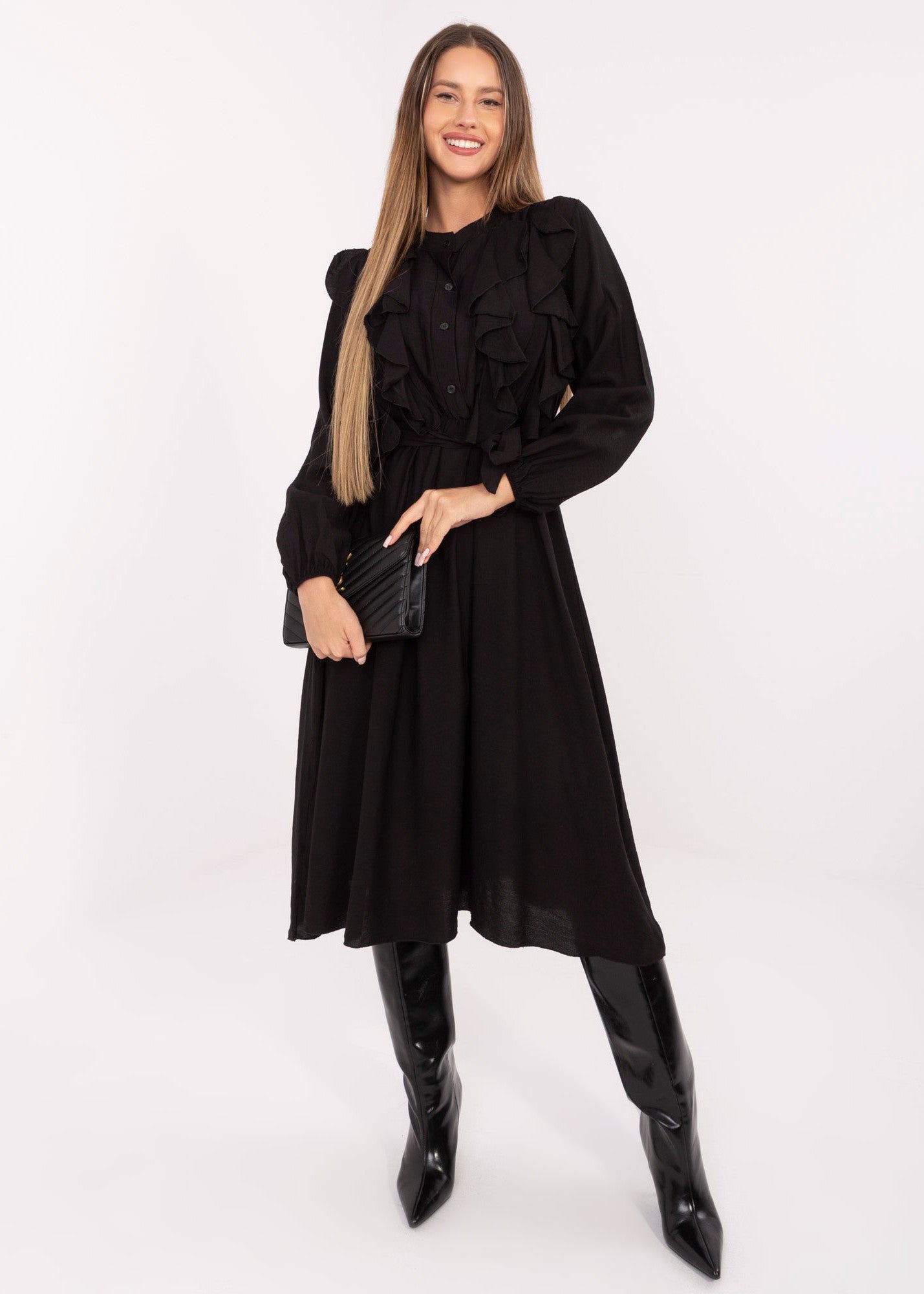 melna kleita ar volāniem