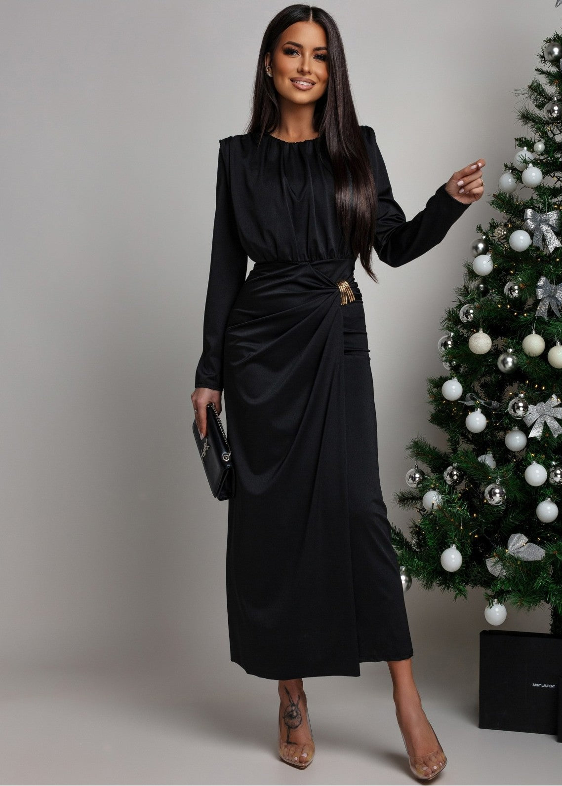 melna eleganta kleita ar metālisku sprādzi