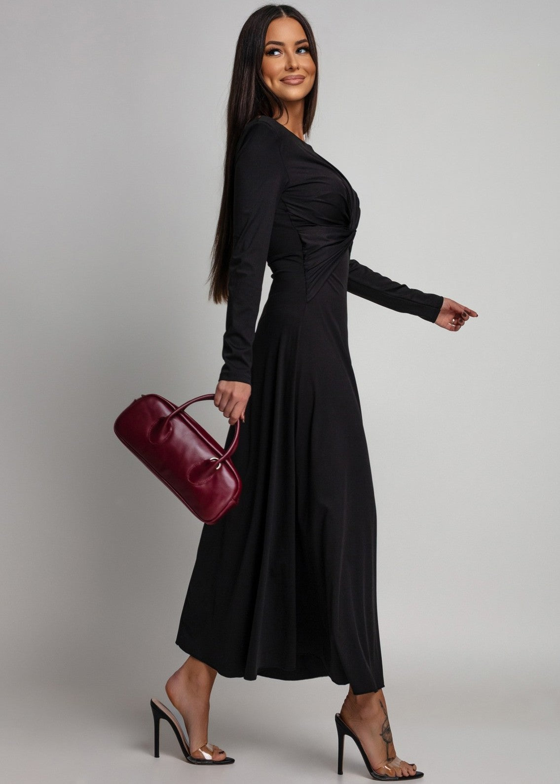 melna eleganta kleita