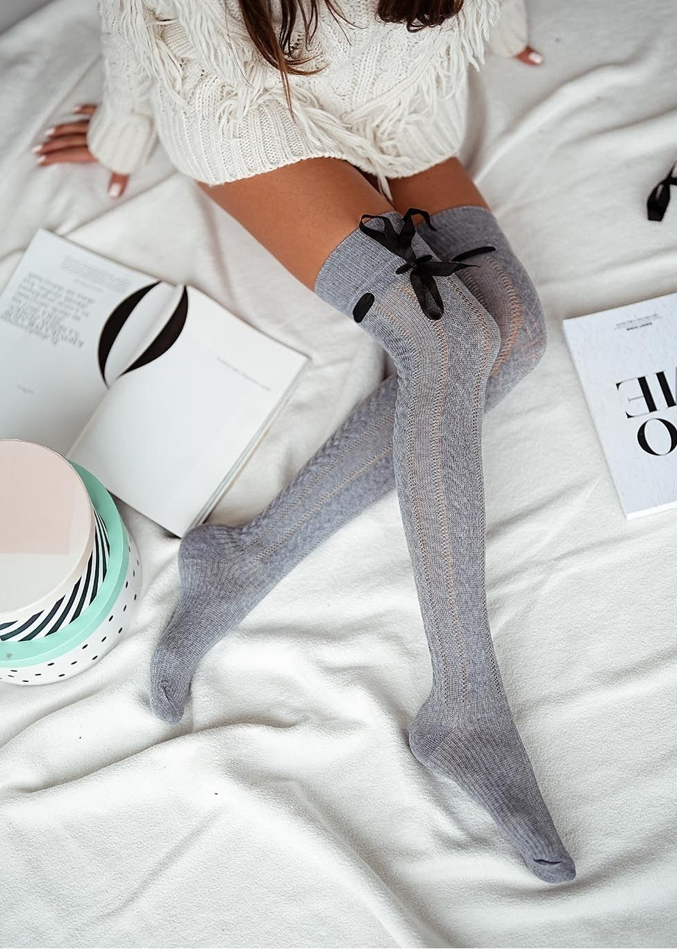 pelēkas kokvilnas garās zeķes ar lenti