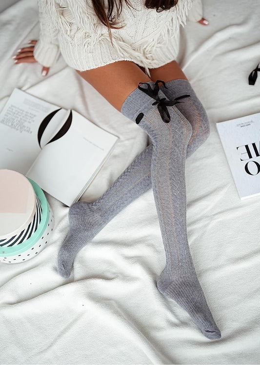 pelēkas kokvilnas garās zeķes ar lenti