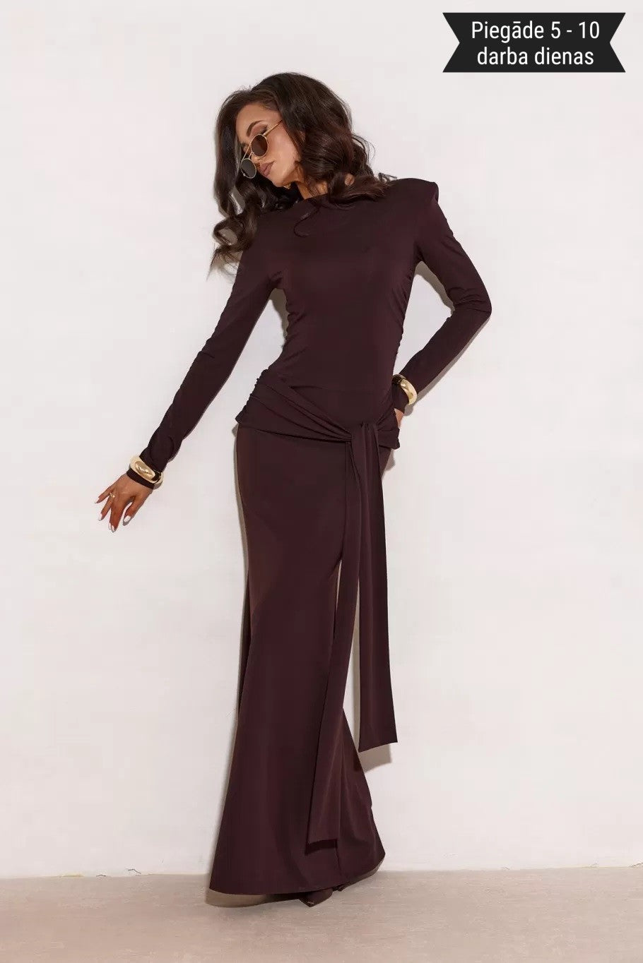 tumši brūna svētku kleita ar sienamu gurnu daļu