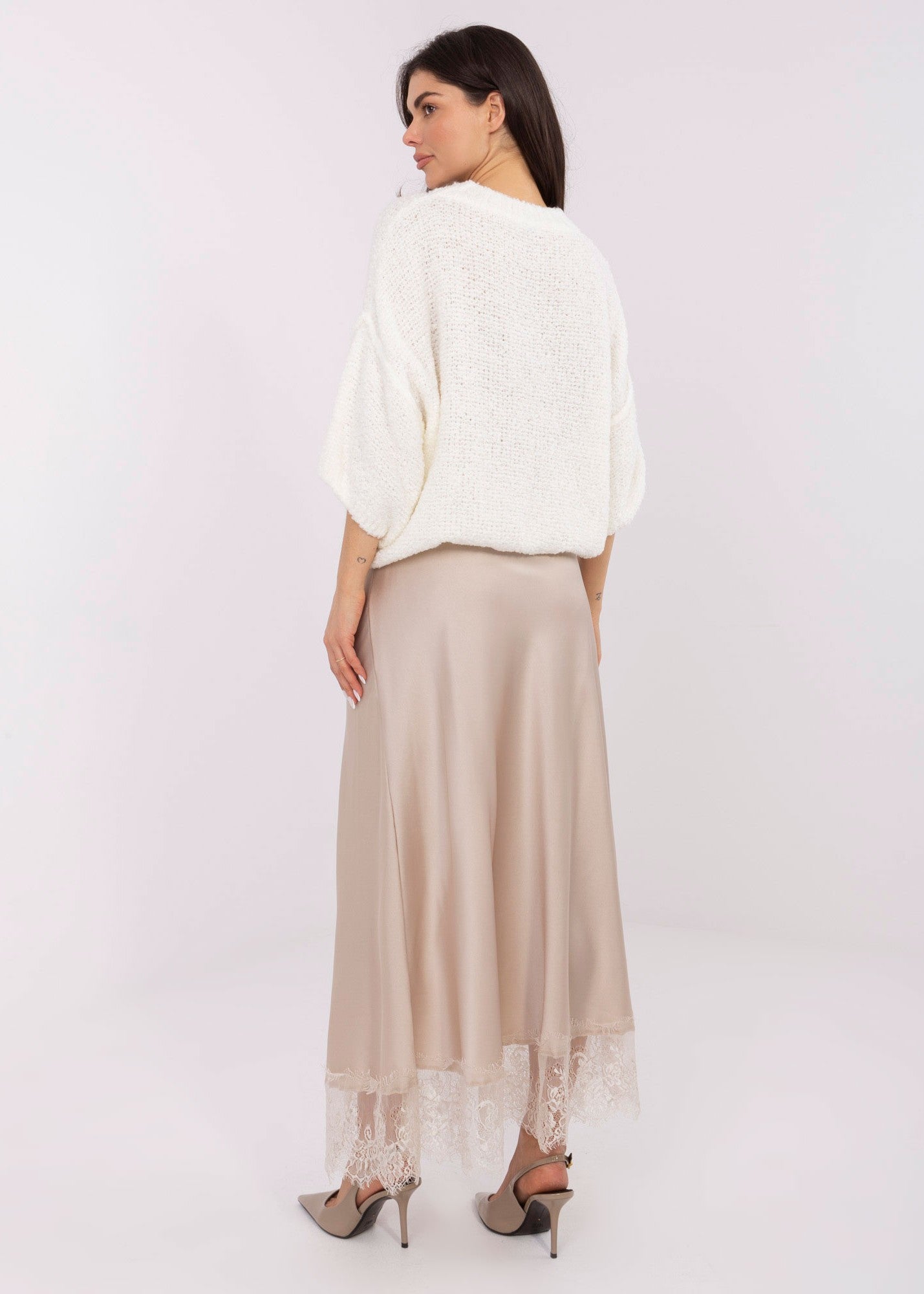 bēši atlasa svārki ar mežģīni