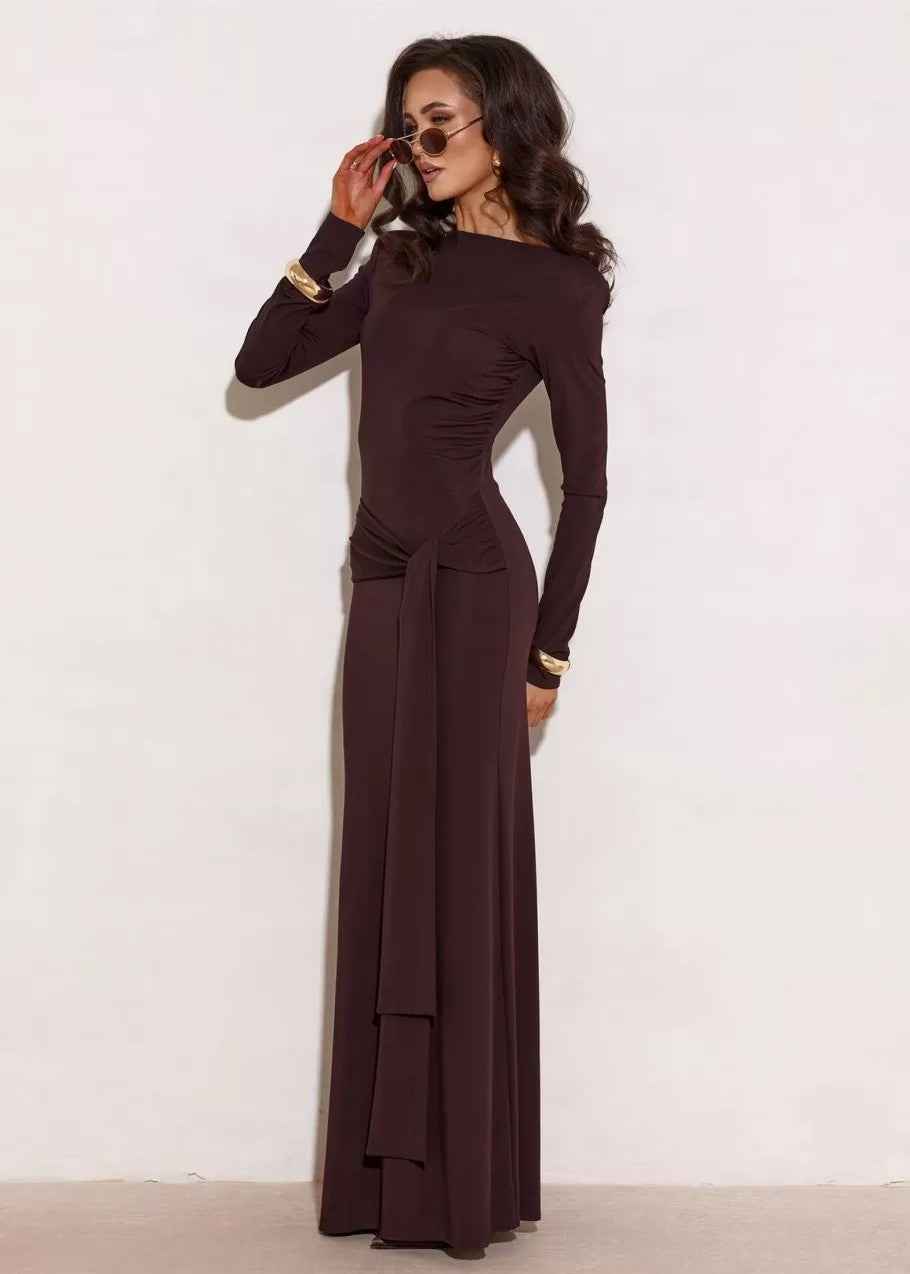 pieguļoša svētku kleita tumši brūna