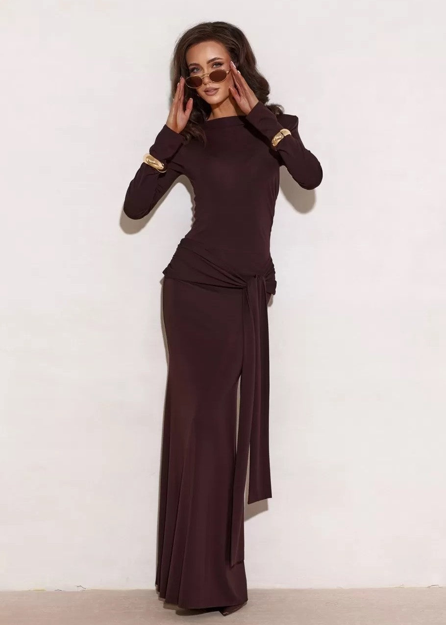 pieguļoša tumši brūna svētku kleita